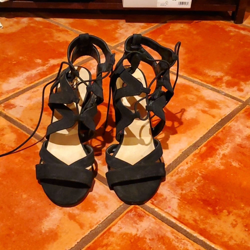 3 inch high heel black sandal with ties